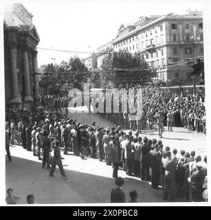 Gli uomini del i Battaglione, reggimento del Duca di Wellington, marciano per le strade di Roma guidati da una banda di pipe miste durante le operazioni dell'esercito britannico in Nord Africa, Sicilia, Italia, Balcani e Austria. Foto Stock