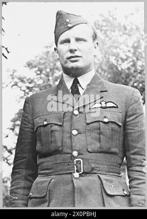 Negativo fotografico che mostra il tenente di volo R.A.B. Learoyd, VC, un ufficiale decorato della Royal Air Force. Negativo fotografico, Royal Air Force Foto Stock