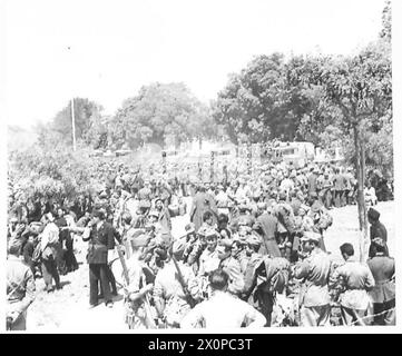 TUNISI - SCENE DOPO LA CADUTA DELLA CITTÀ - prigioniero tedesco in attesa in un complesso alla periferia della città. Negativo fotografico, British Army Foto Stock