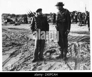 IL GENERALE MONTGOMERY ARRIVA IN FRANCIA - il generale Montgomery in conversazione con uno dei Beachmaster sulla spiaggia dopo il suo arrivo. Negativo fotografico, British Army, 21st Army Group Foto Stock