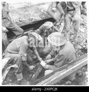 ITALIA: QUINTO FRONTE DELL'ESERCITO CHE SGOMBRA Un OSTACOLO STRADALE - è necessario un altro colpo, e viene posta in posizione una lastra di cotone. Negativo fotografico, British Army Foto Stock