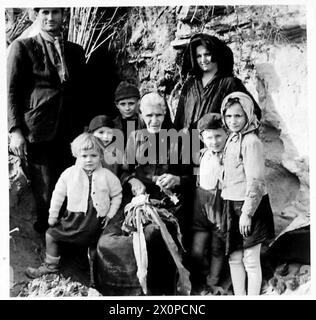 ITALIA: OTTAVO VILLAGGIO DELLA LINEA ARMYFRONT - Un gruppo di italiani all'ingresso di un rifugio grotta. Negativo fotografico, British Army Foto Stock