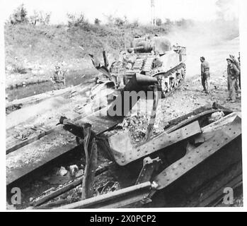 ITALIA: QUINTO ESERCITO DAVANTI A SGOMBERARE Un OSTACOLO STRADALE - il carro armato entra di nuovo e getta fuori un pezzo di detriti quasi il proprio peso. Negativo fotografico, British Army Foto Stock