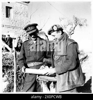 ITALIA: OTTAVO ESERCITO - gli ufficiali comandanti delle divisioni canadese e indiana conferiscono costantemente. Qui, il brigadiere T.C. Gibson Left, la 3rd Canadian Infantry Brigade e il brigadiere J. Scott-Elliott 17 Brigade, 8th Indian Division, sono visti studiare una mappa aerea. Negativo fotografico, British Army Foto Stock