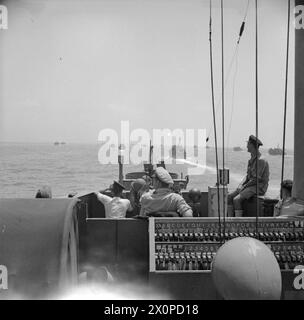 LA CAMPAGNA IN SICILIA 1943 - operazione Husky: La Sicilia sbarca 9 - 10 luglio 1943: La flotta d'invasione in mare, vista dal ponte di una delle navi della Royal Navy Foto Stock