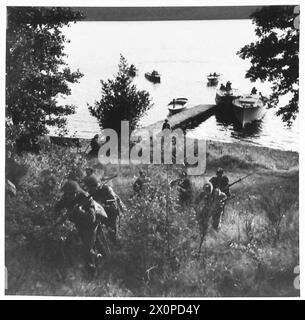 HOME GUARD "MARINES" - le guardie domestiche attaccano dopo l'atterraggio dal loro mezzo. Negativo fotografico, British Army Foto Stock