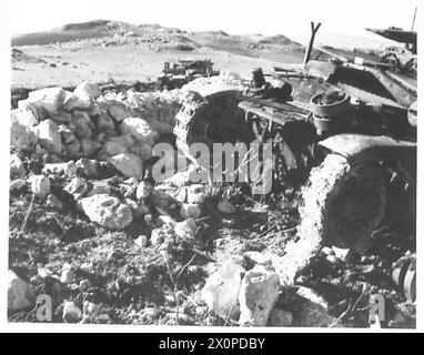 THE BRITISH ARMY IN THE TUNISIA CAMPAIGN, NOVEMBRE 1942-MAGGIO 1943 - un semovente italiano semovente semovente semovente semovente semovente semovente semovente semovente semovente semovente, cannone semovente semovente semovente 75/18 distrutto da due cannoni anticarro britannici, 2 gennaio 1943 British Army, i Army, Italian Army Foto Stock