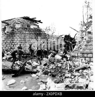 ITALIA: QUINTO FRONTE DELL'ESERCITO CHE SGOMBRA Un OSTACOLO STRADALE - la fanteria arriva sulla scena e si impegna a sgombrare la strada. Negativo fotografico, British Army Foto Stock