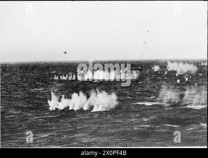 Un aereo giapponese fu costretto a scendere vicino al livello dell'acqua da cannoni antiaerei delle navi della flotta britannica del Pacifico, con cinque aerei abbattuti durante l'attacco alle portaerei. Negativo fotografico, Marina imperiale giapponese, Marina reale. Foto Stock