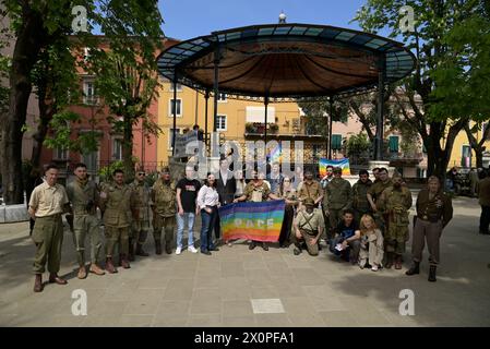 Carrara, massa-Carrara, Toscana, Italia, 13 aprile 2024. Evento di liberazione Carrara in Piazza d'armi. Organizzato dalla consulta delle politiche Giovanili del comune di Carrara. Una mattinata dedicata ai partigiani che liberarono la città e alle truppe americane che giunsero in città nel 1945, segnando definitivamente la fine dell'occupazione nazifascista. L'arrivo degli storici veicoli americani, che riporteranno l'arrivo delle truppe alleate nella piazza, ripercorrendo il percorso intrapreso dalle truppe alleate nel 1945. Crediti: Paolo Maggiani/Alamy Live News Foto Stock