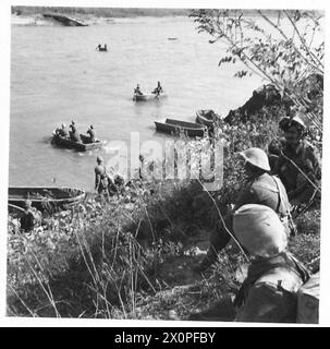 OTTAVO ESERCITO: ATTRAVERSAMENTO DEL FIUME po - la fanteria attraversa il po in piccole imbarcazioni d'assalto, mentre altri aspettano il loro turno. Negativo fotografico, British Army Foto Stock