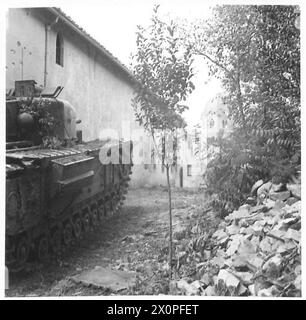 ITALIA: OTTAVO ESERCITO: INCONTRO MONASTREY CATTURATO - Un carro armato Churchill da 75 mm del cavallo nordirlandese a guardia del binario che conduce oltre il monastero. Negativo fotografico, British Army Foto Stock