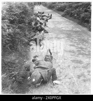 VARIE UNIFORMI DELLE NAZIONI BRITANNICHE E ALLEATE VISTE A LONDRA - uomini e donne che stanno servendo con le Nazioni alleate. Da sinistra a destra: Norwegian ATS; Princess Mary's RAF Nursing Service; Norwegian ATS., WRNS., ATS., WAAF., Naval Nursing Service; Army Nursing Service; London Irish; Norwegian Navy; India, Belgio; Ulster Rifles; Sud Africa; Norvegia; RAF; Norwegian Air Force; Middlesex Regiment; Irish Guards; Royal Navy- Coldstream Guards; Canada: paracadutismo. Negativo fotografico, British Army Foto Stock