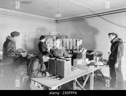 RAZIONI SPECIALI PER GLI EQUIPAGGI AEREI della RAF - membri della W.A.A.F. nel Flying Ration Store, dove gli equipaggi della RAF prelevano le loro razioni dietetiche speciali per i voli a lunga distanza Foto Stock