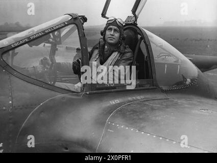 Nell'ottobre 1943, alla base aerea di Nuthampstead, il tenente colonnello Jack S. Jenkins, CO del 55th Fighter Group, è raffigurato nell'abitacolo del suo P-38 Lightning Aircraft, Texas Ranger, parte della US Eighth Air Force in Gran Bretagna. Foto Stock