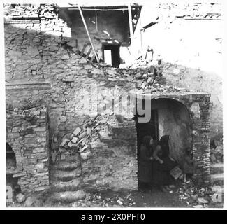 ITALIA: OTTAVO VILLAGGIO DI LINEA ARMYFRONT - due donne italiane vivono ancora al piano terra della loro casa parzialmente distrutta. Negativo fotografico, British Army Foto Stock