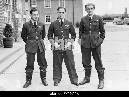 LA BATTAGLIA DELLA GRAN BRETAGNA del 1940 - tre piloti del No. 242 (Canadian) Squadron in piedi fuori dal caos degli ufficiali a Duxford, 20 settembre 1940. Essi sono (da sinistra a destra): Pilota ufficiale William 'Willie' McKnight, capo squadrone Douglas Bader e tenente di volo George Ball Bader, Douglas Robert Steuart, Royal Air Force, 242 Squadron Foto Stock