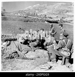 I cannoni aviotrasportati dell'Ottava Armata britannica, tra cui "Jean", si impegnano in operazioni di combattimento in Italia. I negativi fotografici documentano la loro attività e distribuzione. Foto Stock