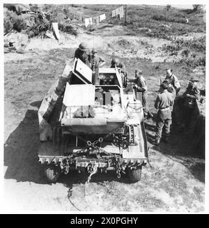 QUINTA ARMATA: TESTA DI PONTE ANZIO PRIMO CARRO ARMATO RADIOCOMANDATO CATTURATO DAGLI ALLEATI, guardando dal retro verso il basso il carro armato. Negativo fotografico, British Army Foto Stock