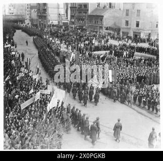 Cavalieri, fanteria e carri armati partigiani sfilano per le strade affollate di Belgrado durante le celebrazioni del 27 marzo della Jugoslavia. Foto Stock