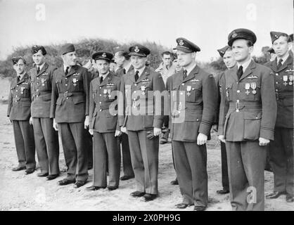 ROYAL AIR FORCE FIGHTER COMMAND, 1939-1945. - Piloti del No. 310 (Cecoslovacco) Squadron RAF schierati dopo essere stati decorati dal Dr. Edvard Benes, il presidente ceco in esilio, a Exeter in occasione del secondo anniversario dell'inizio delle operazioni dell'unità nel Regno Unito. Aviatori da sinistra a destra: Jaroslav Chlup, Amost Stanek, Leopold Srom, Karel Pernica (appena visibile), Jaromir Strihavka, Miloslav Petr, Jan Doucha, Vojtech Lysicky (appena visibile), Vladislav Chocholin, Karel Janata, jir Hartman, Josef Sokol. 18 luglio 1942 Benes, Edvard, Royal Air Force, Wing, 102 Foto Stock