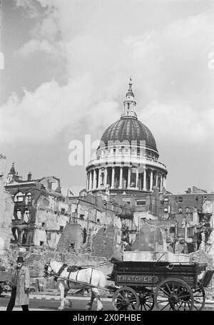 AIUTI DALL'AMERICA: CIBO IN LEASING, LONDRA, INGHILTERRA, 1941 - Un cavallo e un carro trasportano casse di uova, importate dall'America come parte del programma Lend-Lease, danni da bombe passate e Cattedrale di St Paul. Il nome "T Hatcher" può essere visto sul lato del carrello Foto Stock