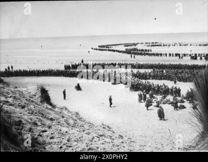 DUNKERQUE 26-29 MAGGIO 1940 - le truppe britanniche si schierano sulla spiaggia di Dunkerque per attendere l'evacuazione dell'esercito britannico Foto Stock