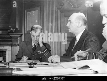 IL MINISTERO DELL'ARIA, 1939-1945. - Air Council in sessione presso Adastral House, Londra: Air Chief Marshal Sir Charles F A Portal, Chief of the Air staff (sinistra), e Sir Arthur Street, Sottosegretario permanente di Stato per Air Portal, Charles Frederick Algernon, Street, Arthur William, Air Ministry Foto Stock