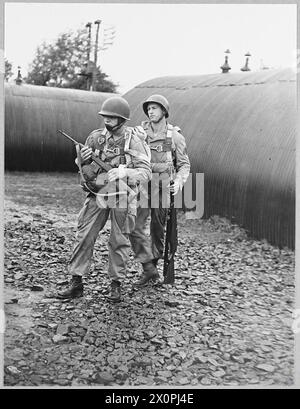 I PARACADUTISTI DELL'ESERCITO AMERICANO SI ALLENANO IN IRLANDA DEL NORD - per la storia vedi CH.7506. (Foto rilasciata nel 1942) Un sergente che regola il pacchetto paracadute di uno dei paracadutisti. Negativo fotografico, Royal Air Force Foto Stock