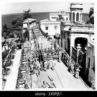 INVASIONE DELL'ITALIA COSTRUZIONE DEL PONTE BAILEY - la struttura di controbilanciamento del ponte viene posta attraverso il divario. Negativo fotografico, British Army Foto Stock