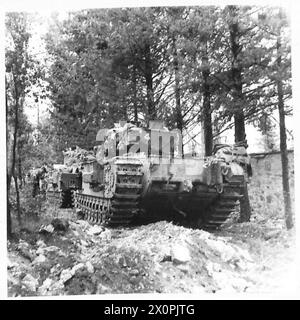 ITALIA : OTTAVO ESERCITO : INCONTRO MONASTREY CATTURATO - Churchills del cavallo nordirlandese sotto copertura nei terreni del Monastero, negativo fotografico , Esercito britannico Foto Stock