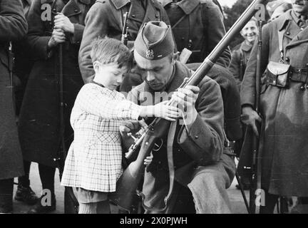 L'ESERCITO POLACCO IN FRANCIA, 1939-1940 - Lance Caporale dell'esercito polacco mostra il suo fucile Berthier Fusil Mle 1907/1915 ad un ragazzo francese a Comblessac, 16 marzo 1940 Esercito polacco Foto Stock