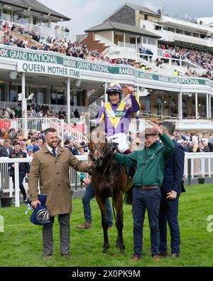 Liverpool, Regno Unito. 13 aprile 2024. 13 aprile 2024; Aintree Racecourse, Aintree, Merseyside, Inghilterra: 2024 Grand National Festival Day 3; Charlie Todd festeggia dopo aver vinto su Gwennie May Boy durante l'ostacolo William Hill handicap Credit: Action Plus Sports Images/Alamy Live News Foto Stock