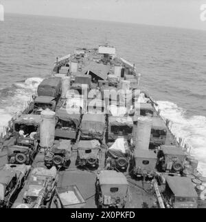 LA RIOCCUPAZIONE BRITANNICA DI HONG KONG, 1945 - Vista del ponte dei veicoli della nave da sbarco Tank LST 304. Questa nave salpò come parte del primo convoglio diretto a Hong Kong dopo la resa giapponese Foto Stock