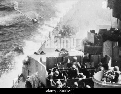 KAMIKAZE - Attacks on Shipping: Un aereo da caccia giapponese Mitsubishi Zero che tenta di schiantarsi nel ponte della corazzata americana USS MISSOURI al largo di Okinawa nell'aprile 1945. Il pilota non ebbe successo colpendo solo lo scafo della corazzata United States Navy, USS Missouri, Battleship, (1944) Foto Stock