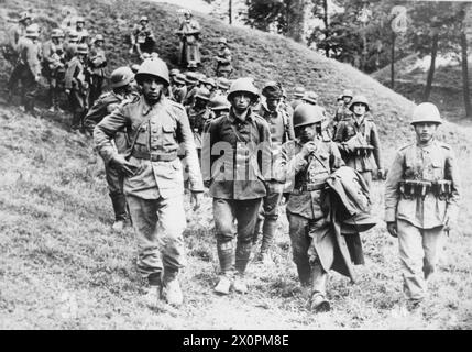 L'INVASIONE TEDESCO-SOVIETICA DELLA POLONIA, 1939 - le truppe polacche, uno dei quali ferito, furono scortate dalla zona di guerra dopo essere state fatte prigionieri dai tedeschi, 12 settembre 1939 Esercito polacco, Esercito tedesco Foto Stock