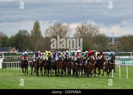 Liverpool, Regno Unito. 13 aprile 2024. L'ostacolo di William Hill handicap alle 13:20 si mette in moto mentre i cavalli passano per la prima volta durante il Randox Grand National Day 2024 all'Aintree Racecourse, Liverpool, Regno Unito, 13 aprile 2024 (foto di Mark Cosgrove/News Images) a Liverpool, Regno Unito, il 4/13/2024. (Foto di Mark Cosgrove/News Images/Sipa USA) credito: SIPA USA/Alamy Live News Foto Stock