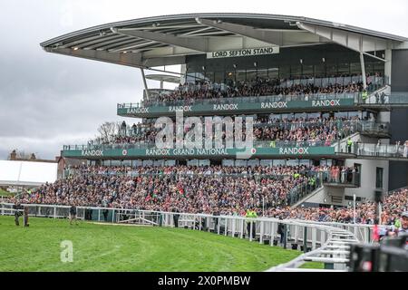 Liverpool, Regno Unito. 13 aprile 2024. Il Lord Sefton Stand è pieno di piloti davanti all'ostacolo William Hill handicap alle 13:20 durante il Randox Grand National Day 2024 all'Aintree Racecourse, Liverpool, Regno Unito, 13 aprile 2024 (foto di Mark Cosgrove/News Images) a Liverpool, Regno Unito, il 4/13/2024. (Foto di Mark Cosgrove/News Images/Sipa USA) credito: SIPA USA/Alamy Live News Foto Stock