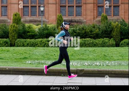 Donna che corre in campagna per la salute e il benessere Foto Stock