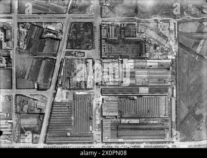 ROYAL AIR FORCE: OPERAZIONI DELLE UNITÀ DI RICOGNIZIONE FOTOGRAFICA, 1939-1945. - Parte di un aereo verticale di ricognizione fotografica rilevato su Milano in Italia a seguito del raid aereo del Bomber Command nella notte del 12/13 agosto 1943. Questo mostra il funzionamento del motore Alfa-Romeo, gravemente danneggiato dagli incendiari Royal Air Force, Flying Training School, 16 (polacco), Hucknall Foto Stock