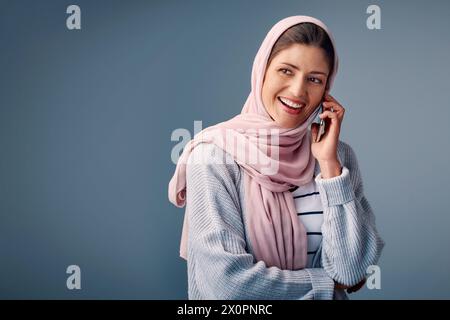 Donna musulmana, studio e pensiero alla telefonata con il sorriso per startup, idea o visione di piccole imprese. Imprenditrice donna e sfondo con mobile e. Foto Stock