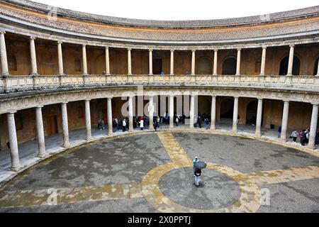 Cortile interno del palazzo rinascimentale dell'imperatore romano Carlo V, parte del palazzo dell'Alhambra a Granada, Spagna Foto Stock