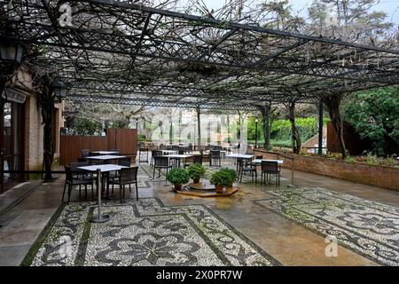 Area ristorante esterna del Parador de Granada (hotel) nel Palazzo dell'Alhambra, Granada, Spagna Foto Stock