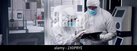 Operaio in una fabbrica sterile che esegue un'ispezione OSHA Foto Stock