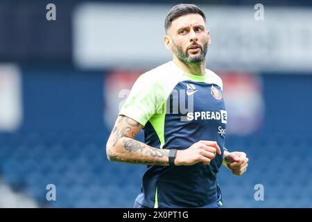 West Bromwich, Regno Unito. 13 aprile 2024. Alessandro Barcherini, allenatore di portieri di Sunderland, guida il suo giocatore al riscaldamento durante l'EFL Sky Bet Championship match tra West Bromwich Albion e Sunderland agli Hawthorns, West Bromwich, Inghilterra, il 13 aprile 2024. Foto di Stuart Leggett. Solo per uso editoriale, licenza richiesta per uso commerciale. Non utilizzare in scommesse, giochi o pubblicazioni di singoli club/campionato/giocatori. Crediti: UK Sports Pics Ltd/Alamy Live News Foto Stock