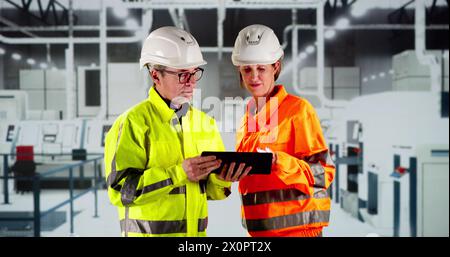 Ispezione OSHA del lavoratore in fabbrica tramite tablet Foto Stock