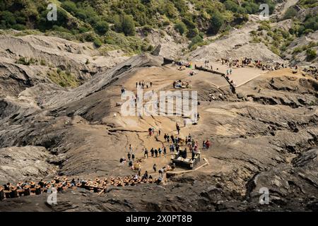 Turisti seduti sul Monte Bromo a Giacarta Est, Indonesia. 05-09-2023 Foto Stock