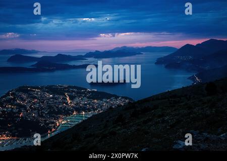 Il crepuscolo arriva a Dubrovnik, storicamente conosciuta come Ragusa è una città nel sud della Dalmazia, in Croazia, vicino al mare Adriatico. Foto Stock