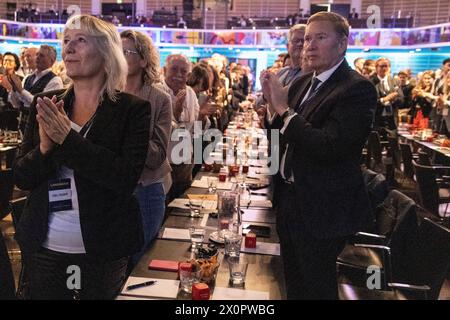 Alex Vanopslagh presidente dell'Alleanza Liberale riceve una standing ovation dai delegati durante l'incontro nazionale del partito dell'Alleanza Liberale presso il Tivoli Hotel & Congress Center sabato 13 aprile 2024 Copenhagen Tivoli Hotel Danimarca Copyright: XKristianxTuxenxLadegaardxBergx 2E6A6682 Foto Stock