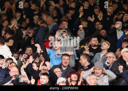 I fan dei Blackburn Rovers celebrano la vittoria dopo il match per il titolo SkyBet tra il Leeds United e il Blackburn Rovers a Elland Road, Leeds, sabato 13 aprile 2024. (Foto: Pat Scaasi | mi News) crediti: MI News & Sport /Alamy Live News Foto Stock